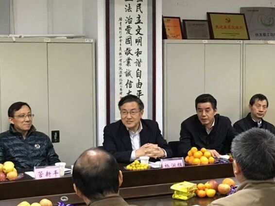 汽车学院全体教职工与关工委同志一起座谈