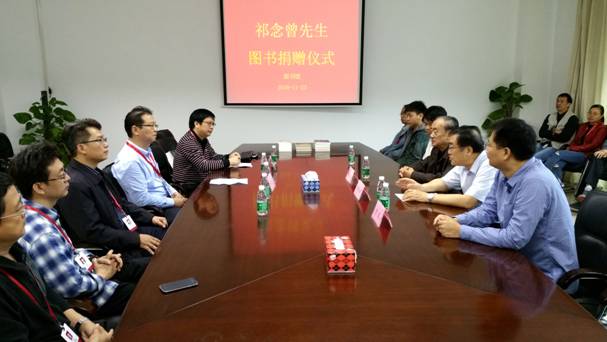 著名诗人祁念曾先生为校图书馆捐赠图书