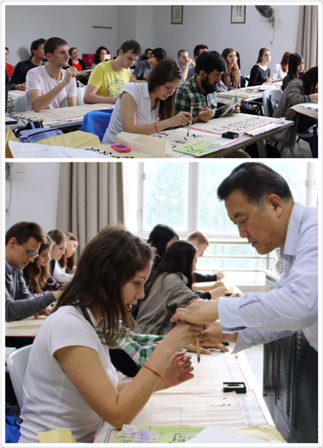 给外国留学生教中国书法