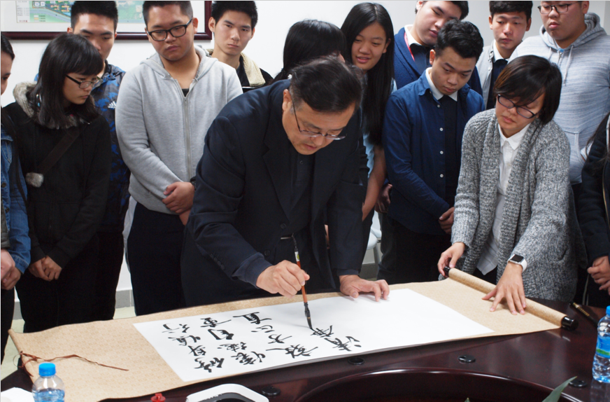 校关工委向建环学子捐书赠字并与师生交流座谈